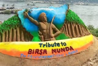 Tribute to Lord Birsa Munda in bokaro, Tribute to Lord Birsa Munda through sand art, birsa munda death anniversary, birsa munda punyatithi, God of tribals, आदिवासियों के भगवान, बिरसमा मुंडा की पुण्यतिथि, धरती आबा बिरसा मुंडा, बोकारो में सैंड आर्ट से भगवान बिरसा मुंडा को श्रद्धांजलि