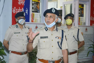 Police Commissioner SN Srivastava reached Amar Colony police station