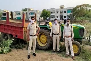 tractor-trolley-seized-in-illegal-sand-excavation-case-in-chhatarpur