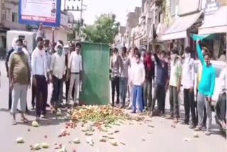 हनुमानगढ़ में प्रदर्शन,  हनुमानगढ़ सब्जी मंडी,  hanumangarh news,  etvbharat news,  rajasthan news,  protest in hanumangarh,  सब्जी मंडी की मांग,  हनुमानगढ़ कोरोना वायरस