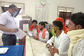 shiv-sena-submits-memorandum-to-the-collector-demanding-the-ground-in-sidhi