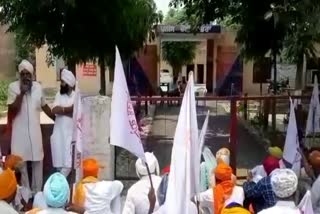 Farmers' organization staged a protest outside the police station