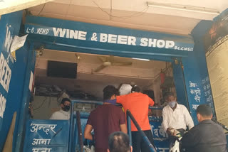 etv bharat ground report  liquor shops after removal of corona cess in delhi