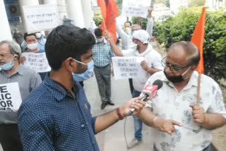 bank workers protest against privatization at connaught place in delhi