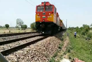 boy and girl of rewari commits suicide in front of train due to love affair