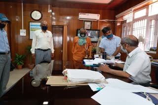 relatives of hansraj sent memorandum to governor bandaru dattatreya