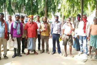 laborers wandering in search of work said - unemployment in bihar for many years