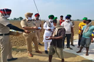 Punjab Police distributed masks to labourers