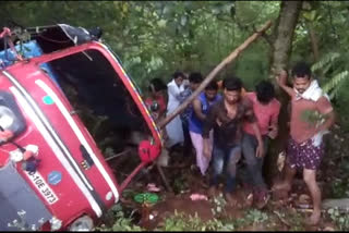 3 passenger injured, auto overturned,  over taking a tractor, rayagada news, ରାୟଗଡ଼ା ଖବର, ଭାରସାମ୍ୟ ହରାଇ ଓଲଟିଲା ଅଟୋ, 3 ଆହତ,  କାଶିପୁର ବ୍ଲକ ଟିକିରି ଗୋକୁଳ ମୁଣ୍ଡା