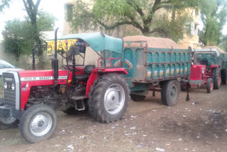 Gravel-filled tractor-trolley seized, बजरी से भरा ट्रैक्टर-ट्रॉली जब्त