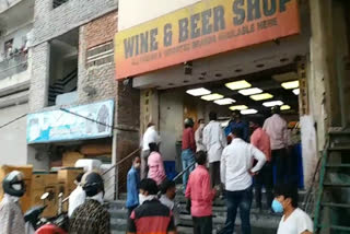 Crowd at liquor shops in seelampur