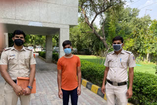 Sangam Vihar police arrested mobile snatcher