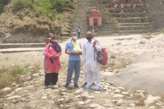 People doing bone immersion by reaching Kaleshwar Mahadev temple in Kangda for not reaching Haridrar