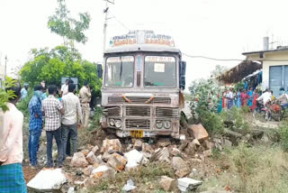 lorry accident at suglampally in peddapalli district