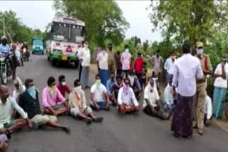 farmers protest to buy grains at jagityal