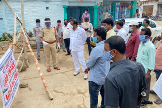 mla ala venkateshwar reddy visit containment zone in mahabubnagar district