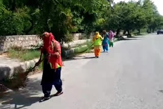 mcd women cleaning workers doing their job greatly at dwarka in delhi