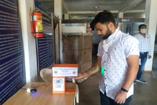engineering student from bhandara made Touchless sanitizer machine