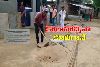 deputy thasildar Ajmira  harilal doing labour work in mahabubabad district