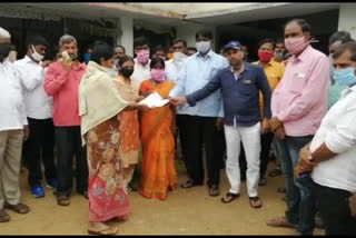 Dhubbaka MLA Solipeta Ramalingareddy Distribution of Farmer Insurance Documents at Royapol mandal in sangareddy district