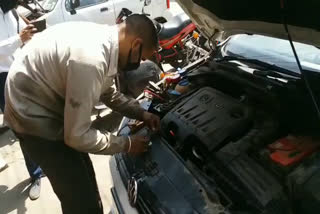 Car AC repairman sitting in Jalandhar due to lockdown