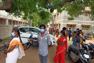 Corona fear at Gangavathi: People's queue for throat fluid testing