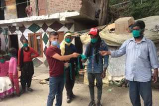 ABVP distributed masks to laborers in Shimla