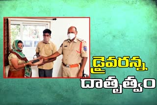 an auto driver handed over to police a bag