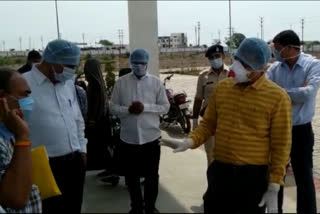 Collector inspected Quarantine Center in agar malva