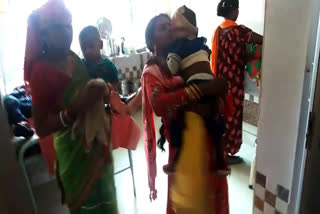 migrant workers injured in road accident in chaibasa, migrant workers injured in road accident, news of jharkhand migrant workers , चाईबासा में सड़क दुर्घटना में प्रवासी मजदूर घायल, सड़क दुर्घटना में प्रवासी मजदूर घायल, झारखंड के प्रवासी मजदूर की खबरें