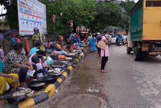 Fish market doesn't open in Karwar: people facing bad smell result of fish sold in Road side