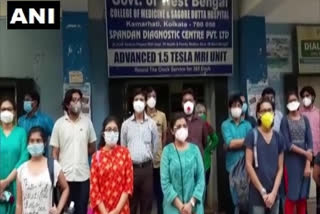 Doctors in Kolkata hospital stage protest  seek proper care for non-COVID patients  Kolkata hospital  Sagar Dutta Hospital  Kolkata  treatment of non covid patients  കൊവിഡ് ഒഴികെയുള്ള അസുഖങ്ങൾ  നോൺ കൊവിഡ് രോഗി  കൊൽക്കത്ത  ജൂനിയർ ഡോക്‌ടർന്മാർ പ്രതിഷേധം സംഘടിപ്പിച്ചു  സാഗർ ദത്ത ആശുപത്രി  മെഡിക്കൽ സൂപ്രണ്ട്