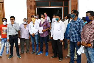 mask corruption in state, mask corruption gaze in subarnapur, subarnapur latest news, subarnapur district congress on protest, ରାଜ୍ୟରେ ମାସ୍କ ଦୁର୍ନୀତି ପ୍ରସଙ୍ଗ, ସୁବର୍ଣ୍ଣପୁରରେ ମାସ୍କ ଦୁର୍ନୀତି ପ୍ରସଙ୍ଗ, ସୁବର୍ଣ୍ଣପୁର ଲାଟେଷ୍ଟ ନ୍ୟୁଜ୍‌, ସୁବର୍ଣ୍ଣପୁର ଜିଲ୍ଲା କଂଗ୍ରେସର ବିକ୍ଷୋଭ