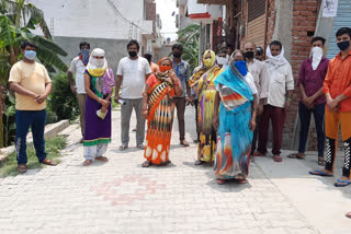 Colony residents wait for 9 years for electric wire in Muradnagar