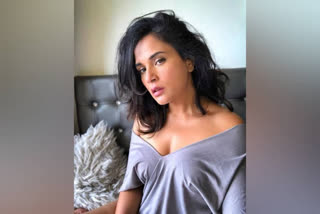 Richa Chadha questions nonpayment of salary to Delhi doctors