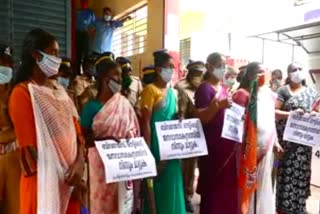 ബിവറേജ് ഔട്ട്ലെറ്റ്  Mahila Morcha  protested  beverage outlet  യുവമോർച്ച  മഹിളാ മാേര്‍ച്ച  കൊട്ടാരക്കര  യുവമോർച്ച