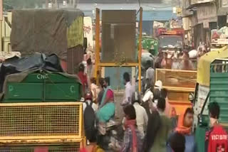 Delhi: Traffic congestion outside Azadpur wholesale market; Social distancing norms flouted