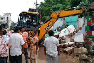 revenue officers smashed shops infornt of school at  visakha dst chodavaram