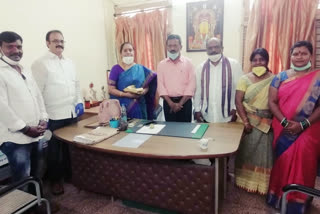 bhramarambha trust members meet appanna temple eo