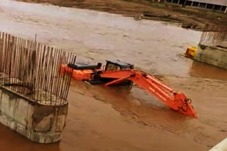 due-to-heavy-rain-vaghur-river-flood-in-jalgaon
