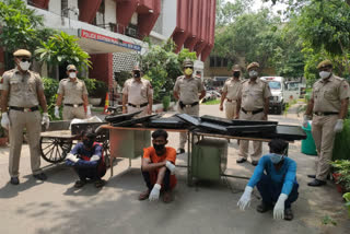 Three accused arrested with 12 LED TVs in Paharganj at delhi