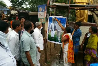 మామిడిపల్లి గ్రామంలో సీఎం జగన్​ చిత్రపటానికి పాలాభిషేకం