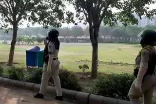 dwarka police awaring people in parks over corona