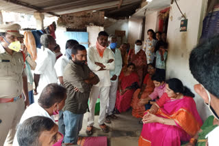 minister satyavathi rathod consolate victims families in mahabubabad district