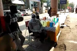 Corona prevention  goods are being sold from the roadside in Delhi