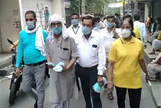 Civil defense workers distributed masks in Jahangirpuri at delhi