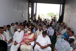 Social distancing was not followed in the meeting of Congress workers in Garratganj