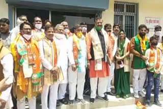 bjp leaders violating social distancing