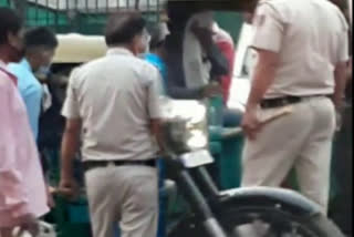 a delhi Police personal beaten an auto driver