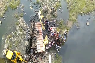 A truck filled with coal fell from the bridge